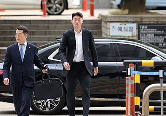 '불법촬영 혐의' 첫 재판 출석하는 황의조.<연합뉴스>